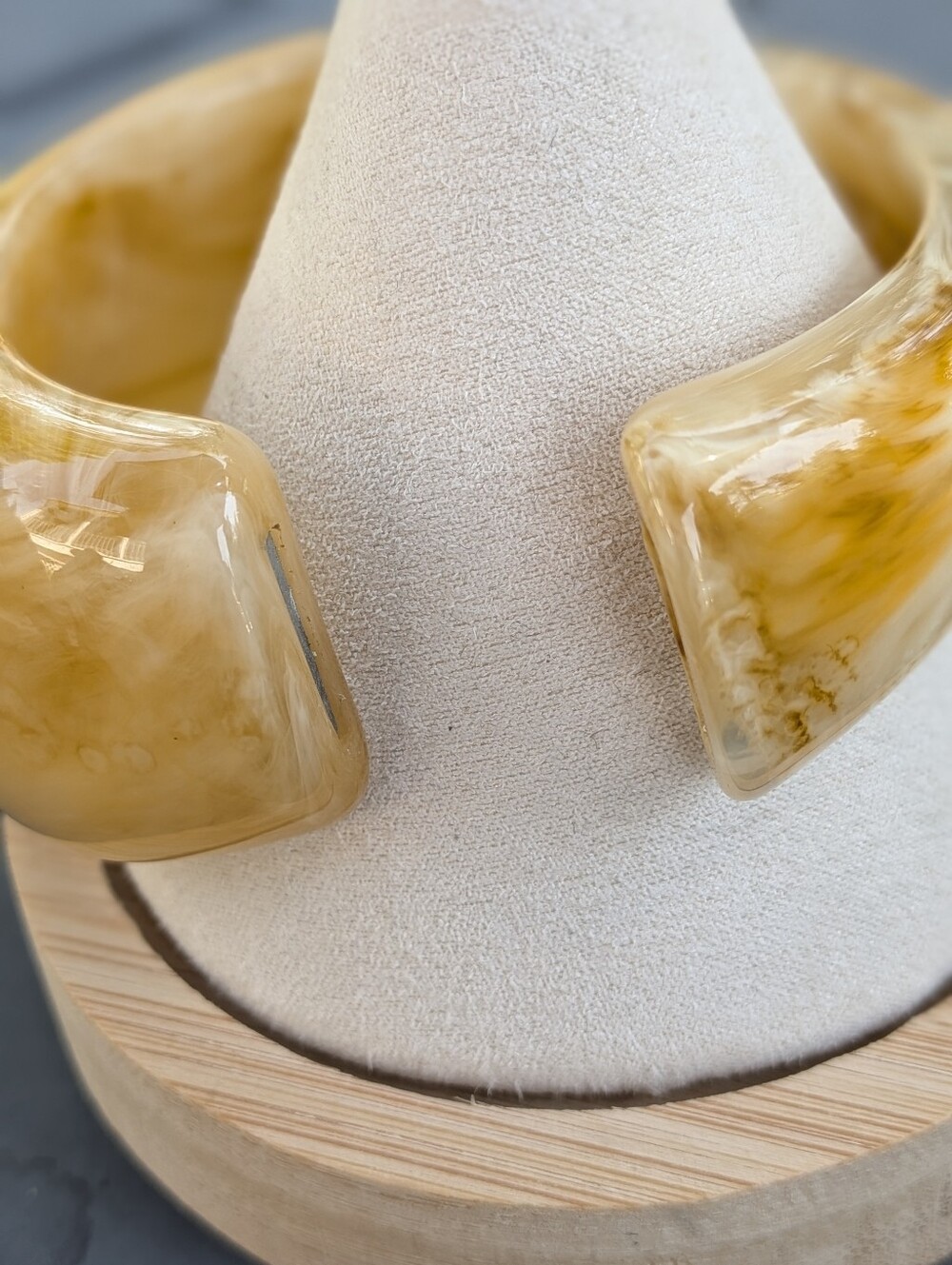 Vintage Creamy Marbled Lucite Hinged Bangle | Magnetic Closure | Chunky - Picture 4 of 6